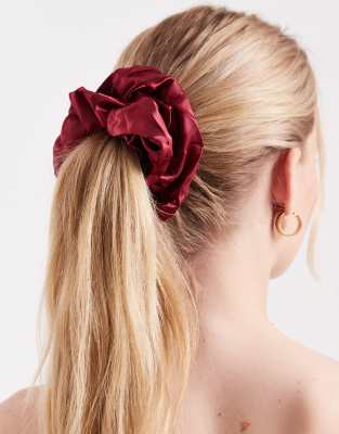Pieces - Großer Scrunchie aus Satin in Burgunderrot