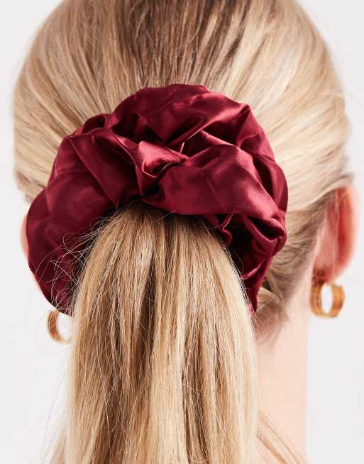 Pieces – Großer Scrunchie aus Satin in Burgunderrot, 3 von 3
