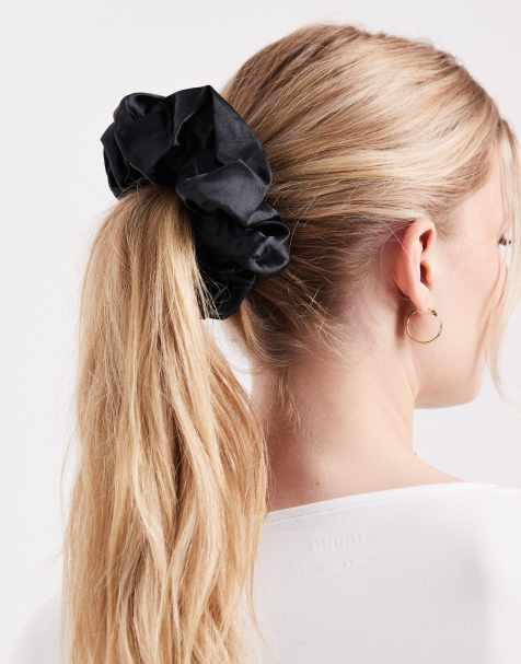 Pieces – Großer Scrunchie aus Satin in Schwarz - view 1