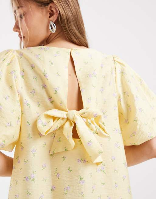 PIECES - Gul shift-minikjole med store ærmer og sløjfe bagpå i småblomstret print, 3 af 4