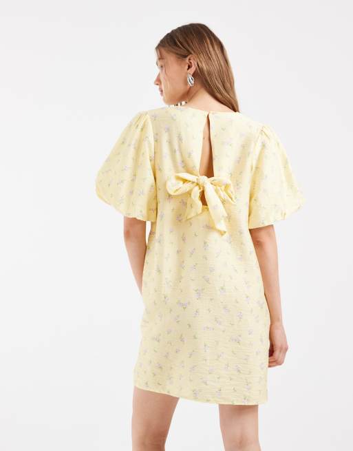PIECES - Gul shift-minikjole med store ærmer og sløjfe bagpå i småblomstret print, 4 af 4
