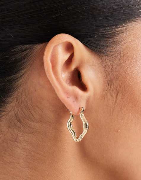 PIECES - Guldfarvede hoop-øreringe med asymmetrisk design - view 1