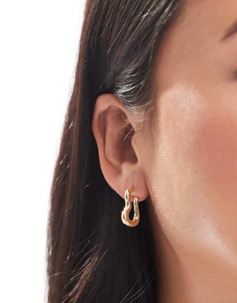 Pieces - Guldfarvede hoop-øreringe med bølgedesign og smeltet metallook - view 1