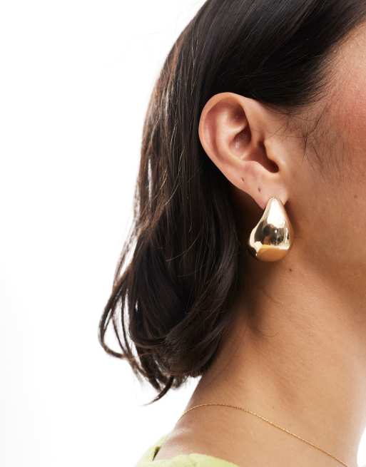 PIECES - Guldfarvede og oversized øreringe med chunky dråbedesign, 3 af 4