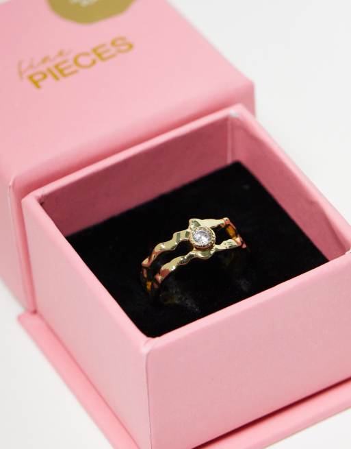 Pieces – Guldpläterad, grov ring i smält design med strassten och presentask