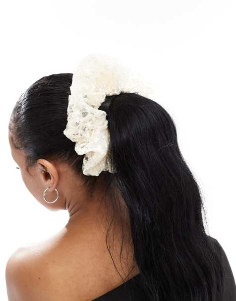 Pieces – Haargummi in Weiß mit bestickter XL-Blumenapplikation aus Netzstoff - view 1