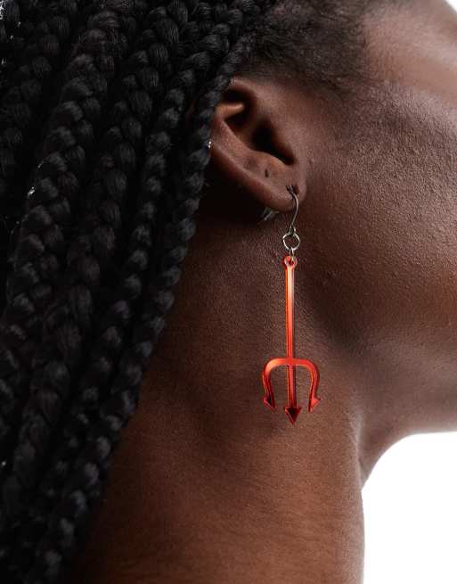 Pieces Halloween Devil pitch fork earrings in red, 3 of 4