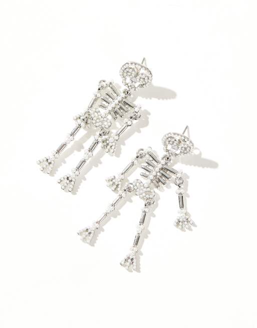 Pieces – Halloween – Silverfärgade örhängen med hängande skelett och syntetiska pärlor, 2 av 4