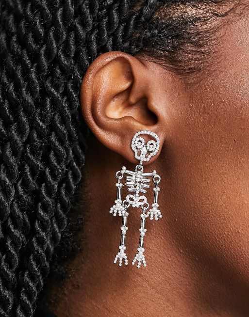 Pieces - Halloween - Sølvfarvede hængeøreringe med skeletter - Kun hos ASOS