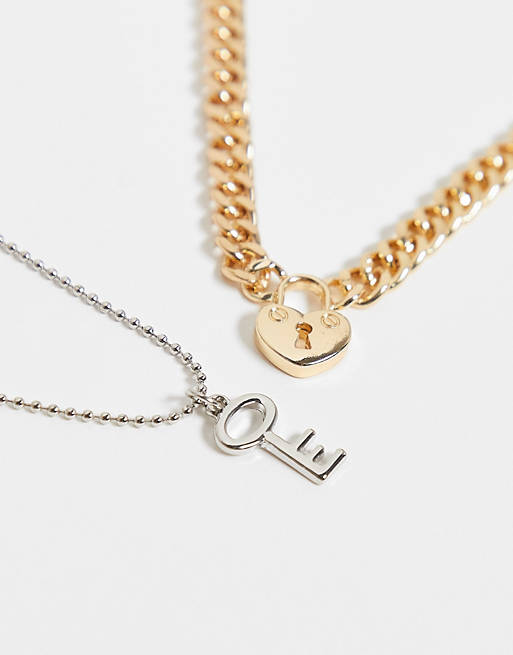 Pieces Halskæde med kæder, nøgle og lås i guld | ASOS