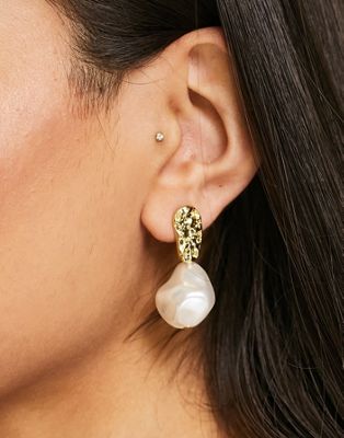Pieces hammered drop earrings in gold with pearl