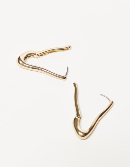 Pieces hammered rectangular hoop earrings in gold tone