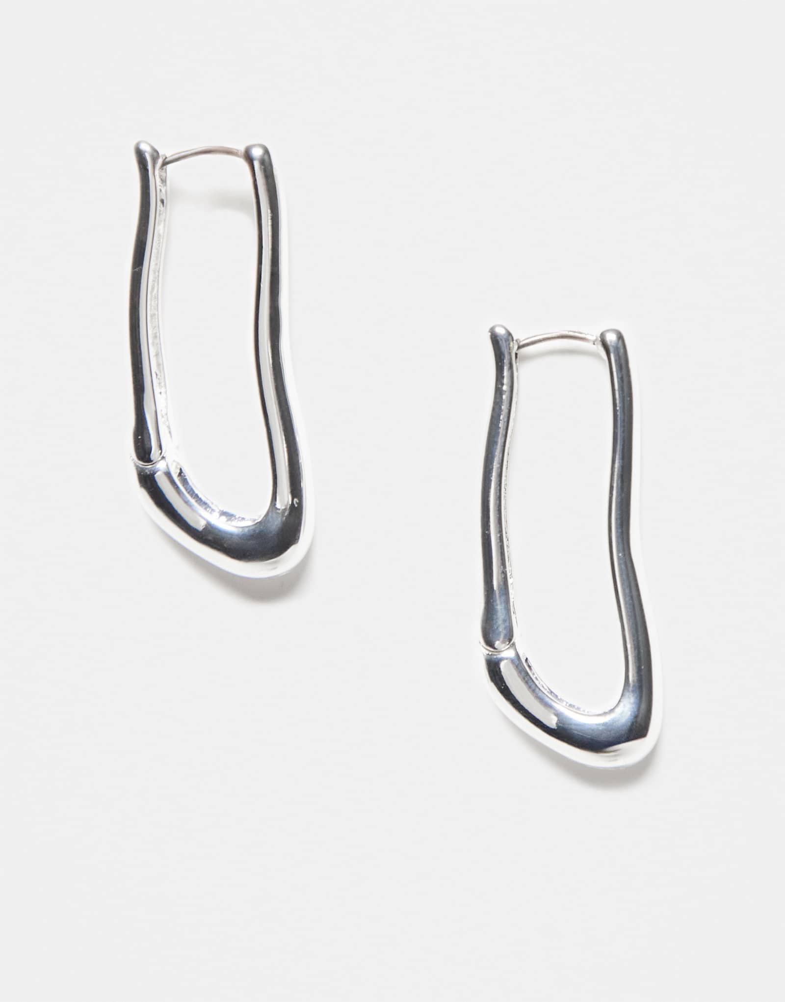 Чеканные прямоугольные серьги-кольца серебристого оттенка