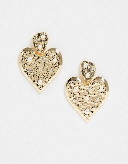 Pieces heart earrings with pearl detail in hammered gold