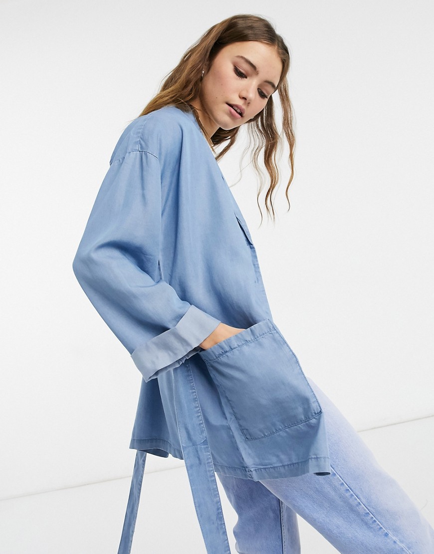 Pieces – Hemdjacke aus Denim mit Gürtel in heller Denim-Waschung-Blau
