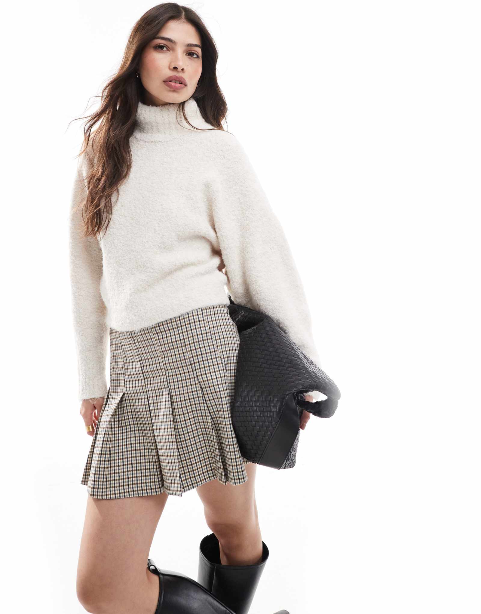 Кусочки свитера с высоким воротом кремового цвета