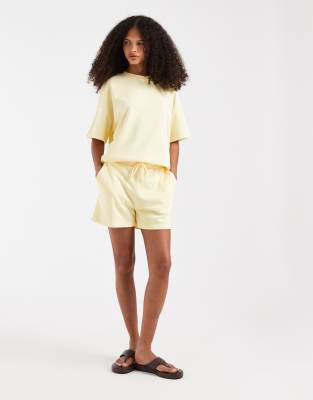 Pieces high waist sweat shorts in pale yellow - part of a set french vanilla 5590₽