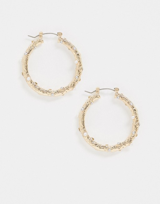 Pieces hoop earrings with pearl detail in hammered gold