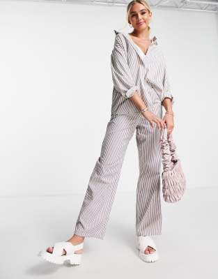 Pieces - Hose in Lila gestreift mit weitem Bein-Weiß
