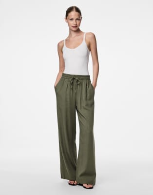 Pieces - Hose in tiefem Flechtengrün mit weitem Bein