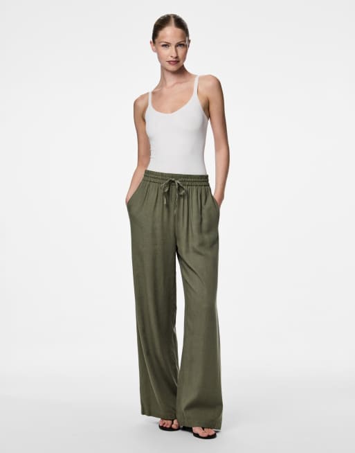 Pieces – Hose in tiefem Flechtengrün mit weitem Bein