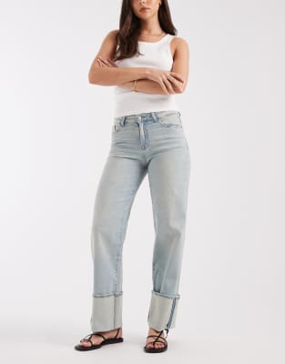 Pieces - Jeans in hellblauer Waschung mit weitem Bein und Umschlag