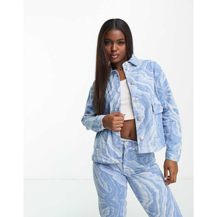Pieces – Jeansjacke mit blauem Marmormuster, Kombiteil | ASOS