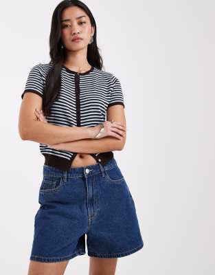 Pieces - Jeansshorts in Mittelblau mit mittelhohem Bund