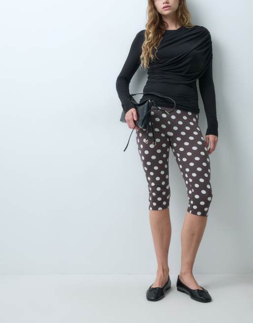 Pieces Jersey-Caprihose mit braunem Pünktchenmuster, 2 von 5