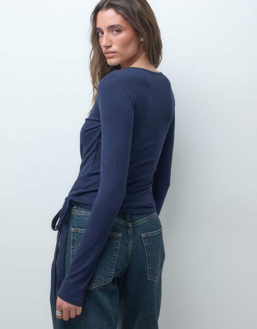 Pieces Jersey-Top mit mehrlagigem Wickeldetail in Marineblau und Hellgrau, 2 von 4