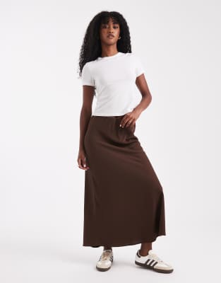 Pieces - Jupe mi-longue en satin mat - Marron chocolat-Brown
