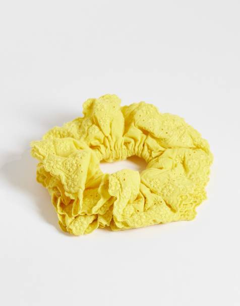 Pieces katoenen broderie scrunchie in geel - view 1
