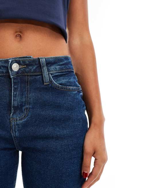 Pieces Kelly mid rise straight leg jeans in dark blue denim, 3 of 5