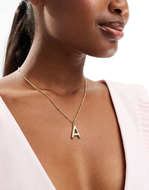 Pieces - Ketting met bol hangertje van de letter 'A' in goud