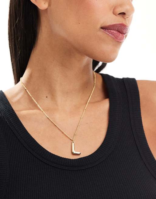 Pieces - Ketting met bol hangertje van de letter 'L' in goud