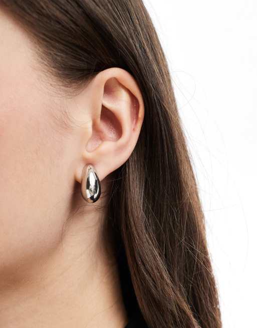 Pieces – Kleine bauchige Creolen in Silberoptik