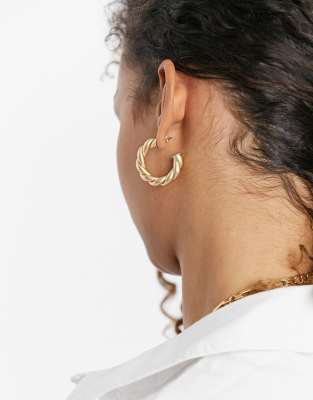 pieces -  – Klobige, goldfarbene Creolen mit Flechtdesign