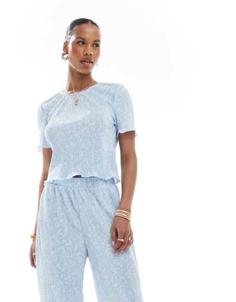 Pieces – Knapp geschnittenes T-Shirt in Blau mit engen Plissee-Falten und Blümchenmuster, Kombiteil - view 1