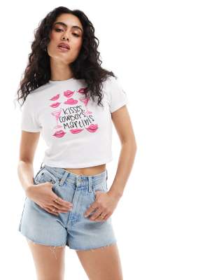 Pieces - Knapp geschnittenes T-Shirt in Weiß mit „Kisses, Cowboys and Martinis"-Print