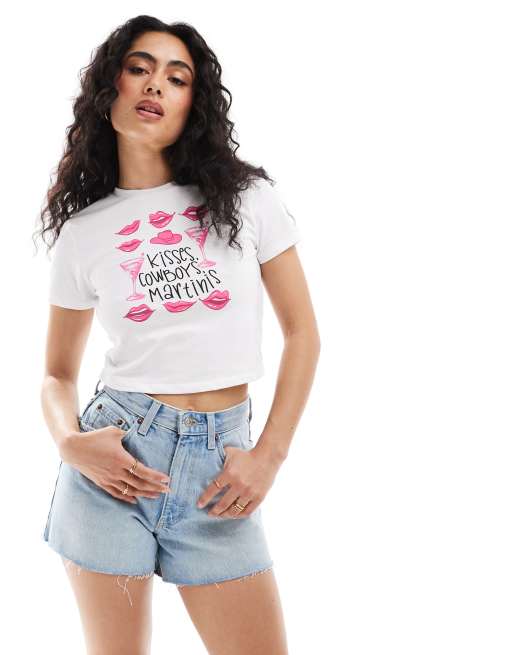 Pieces – Knapp geschnittenes T-Shirt in Weiß mit „Kisses, Cowboys and Martinis“-Print