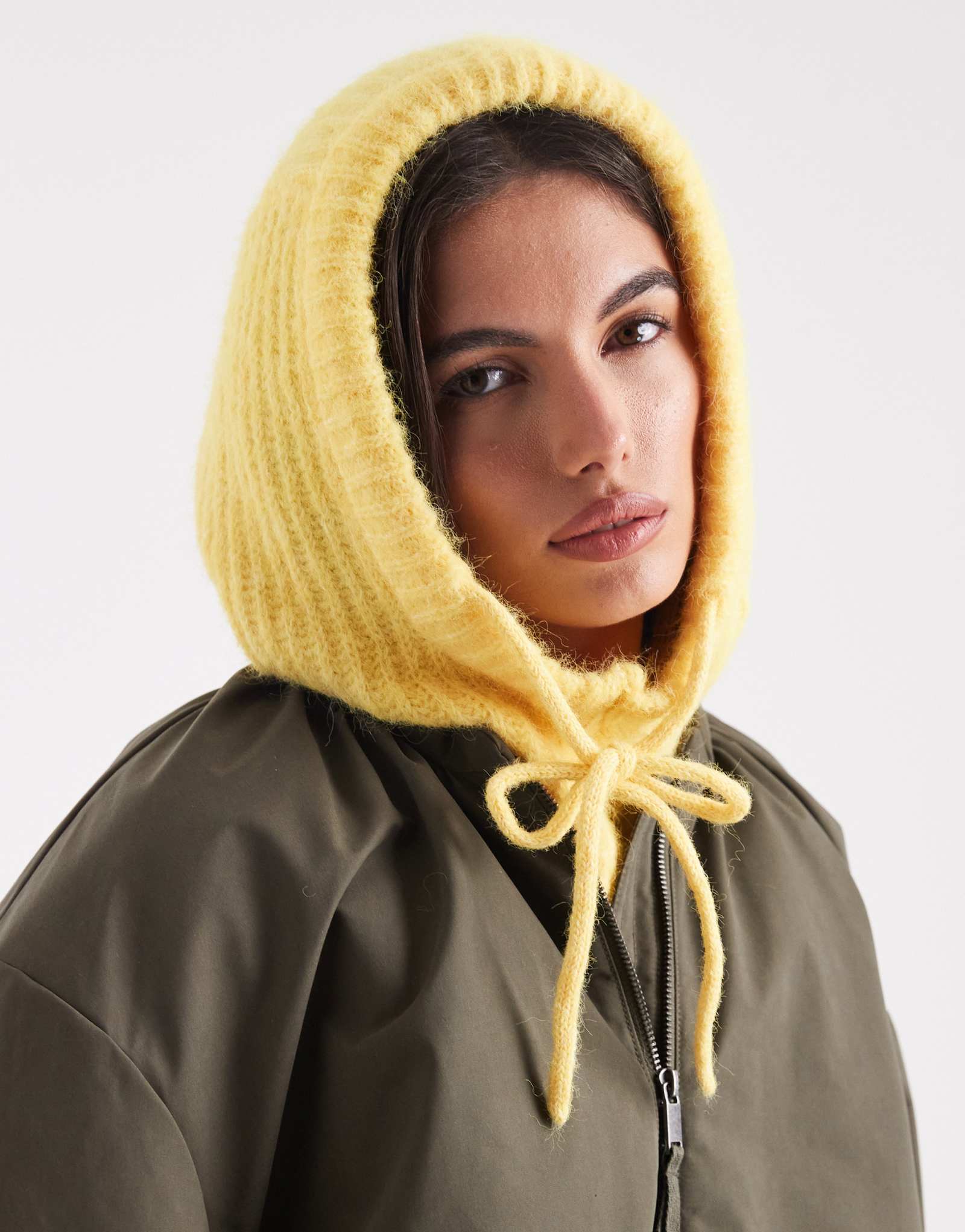 Вязаная из кусочков балаклава бледно-бананового цвета