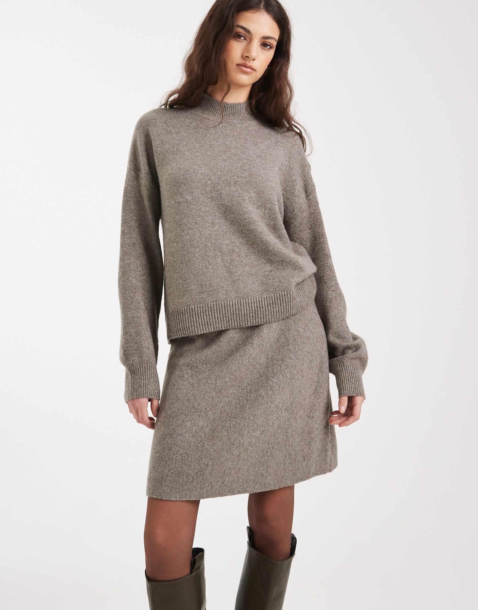 Трикотажная мини-юбка из кусочков коричневого меланжа - часть комплекта