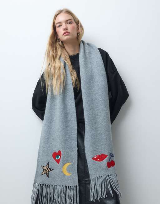 Pieces knitted long tassel scarf with embroidered motif details in grey, 3 of 3
