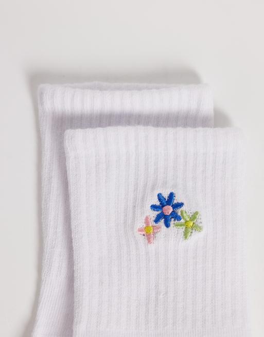 Pieces – Knöchelsocken in Weiß mit Blumenstickerei, 3 von 3