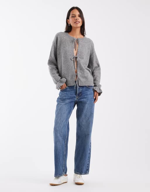 Pieces kofta i stickad kvalitet med volangmuddar och knytning framtill i mellangrå melange, 3 av 4