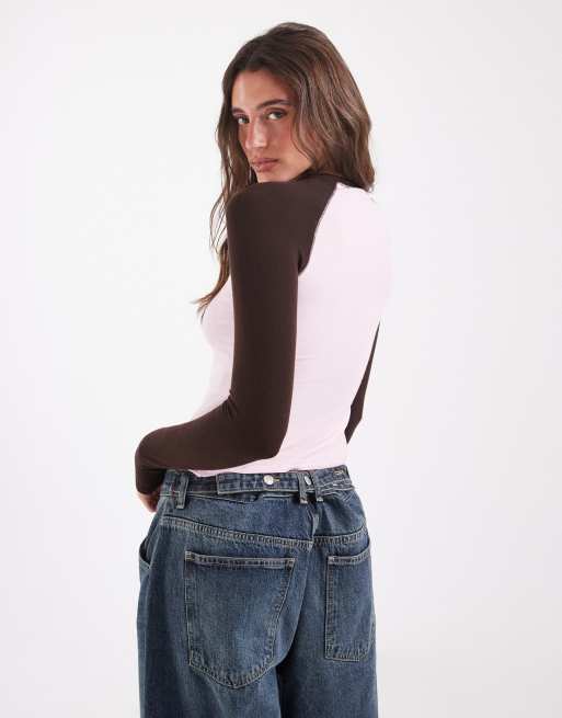 Pieces kontrastfärgad långärmad slim t-shirt i ljusrosa och brun, 2 av 4
