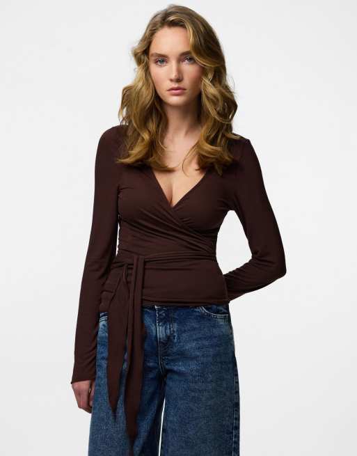 Pieces – Kopertowy top w kolorze kawowym