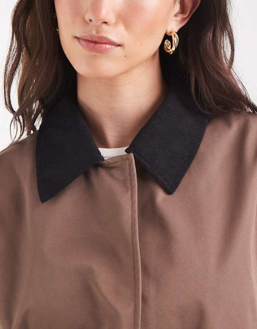 Pieces kort trenchcoat med kragedetalj i manchester i brun, 3 av 4