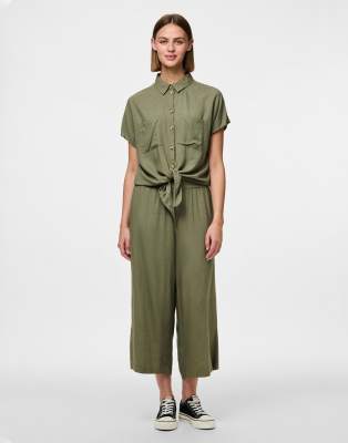 Pieces - Kurzärmlige Hemdbluse in kräftigem Flechtengrün
