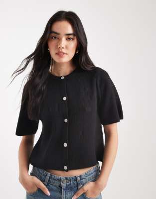 Pieces - Kurzärmlige, kastige Strickjacke in Schwarz